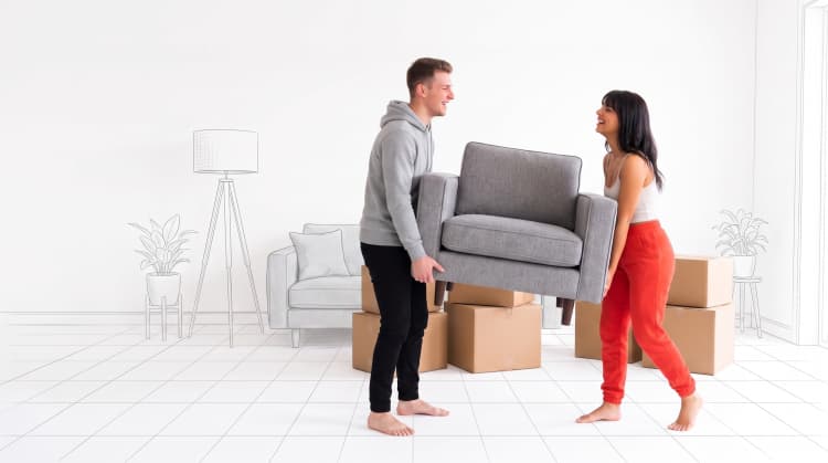 Pareja organizando sus pertenencias para una mudanza compartida